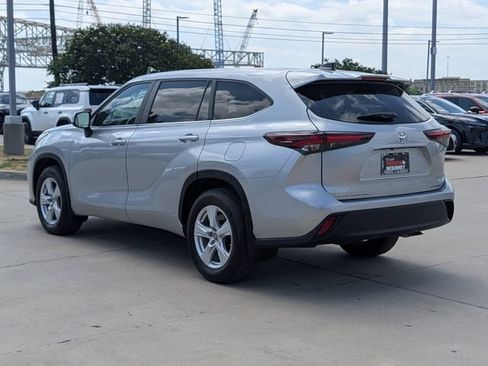 Used 2024 Toyota Highlander LE AWD/4WD image 8