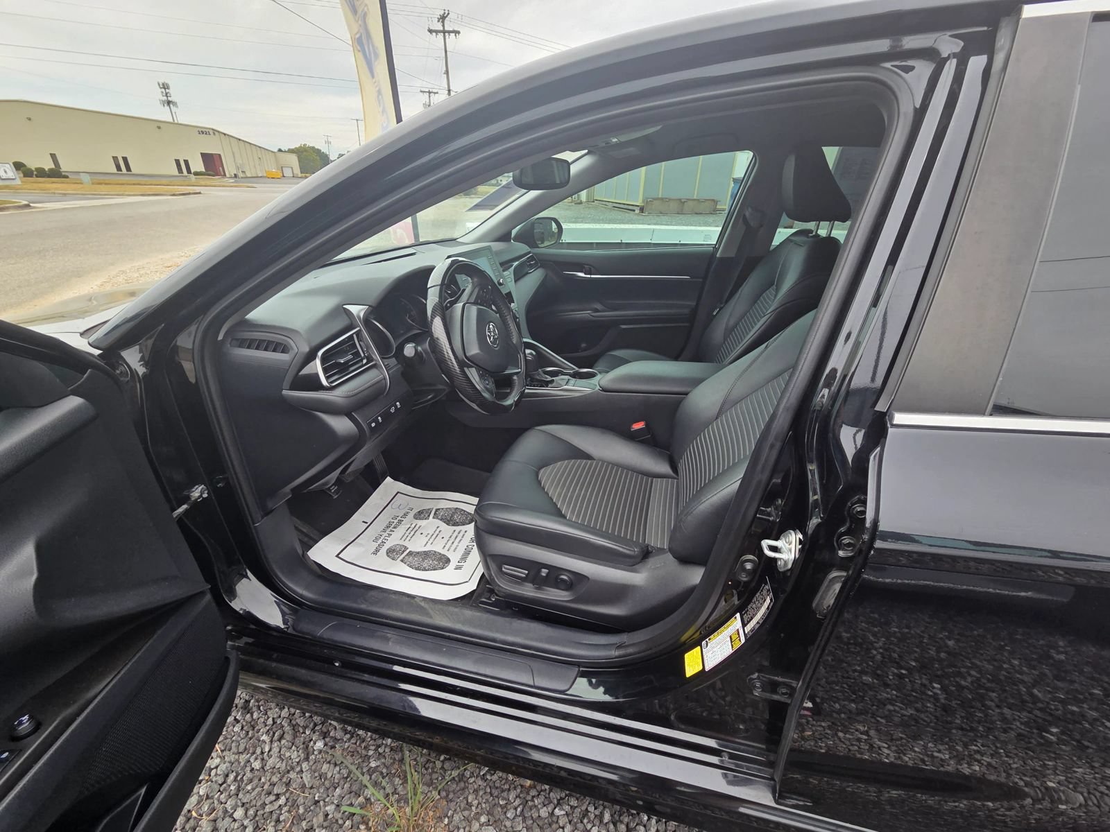 Used 2022 Toyota Camry SE FWD image 5