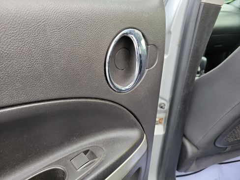 Used 2010 Chevrolet HHR LS image 13