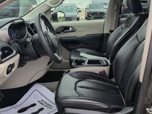 Used 2023 Chrysler Pacifica Touring-L FWD image 20