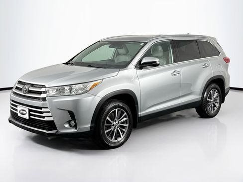 Used 2019 Toyota Highlander XLE image 6