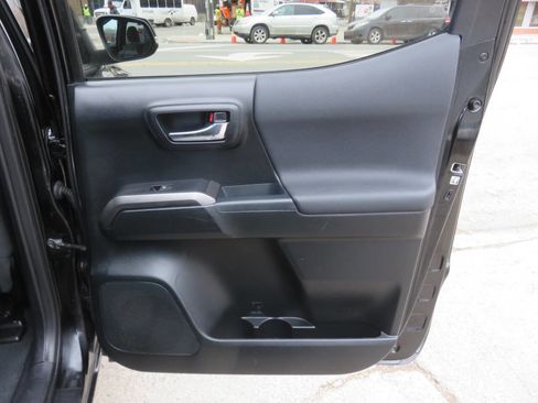 Used 2017 Toyota Tacoma TRD Off-Road w/ Tow Package (A/T) image 27