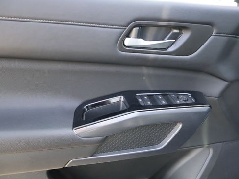 Used 2025 Nissan Pathfinder SL image 23