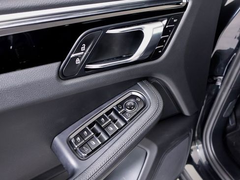 Certified 2025 Porsche Macan AWD/4WD image 22