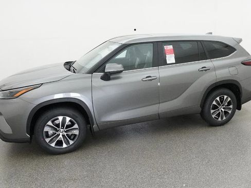 New 2026 Toyota Highlander XLE image 5