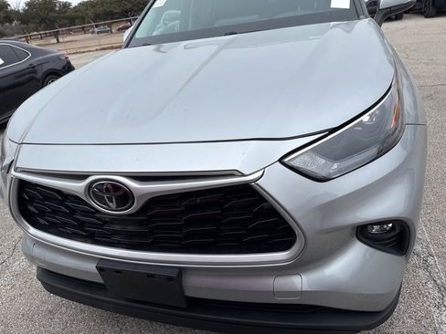 Used 2022 Toyota Highlander XLE image 2
