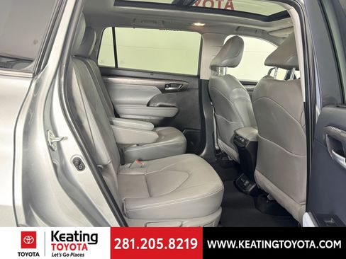 Used 2024 Toyota Highlander Platinum image 18