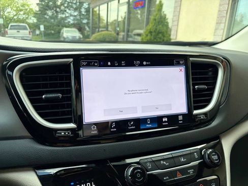 Used 2023 Chrysler Pacifica Touring-L FWD image 31