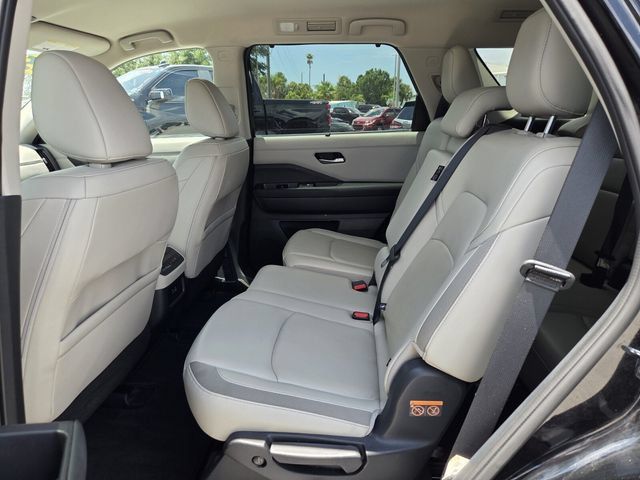 Used 2025 Nissan Pathfinder SL FWD image 16