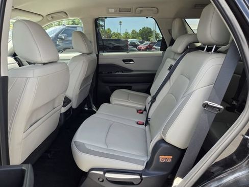 Used 2025 Nissan Pathfinder SL FWD image 16