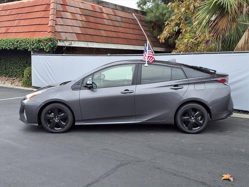 Certified 2018 Toyota Prius Three Touring image 3