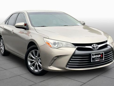 Used 2017 Toyota Camry XLE FWD image 3