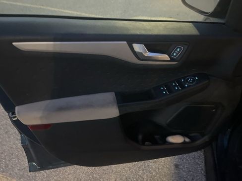 Used 2020 Ford Escape SE image 19