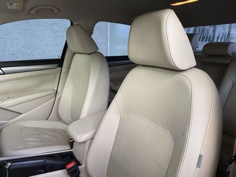 Used 2015 Volkswagen Passat 1.8T Limited Edition image 17