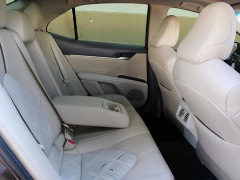 Used 2018 Toyota Camry XLE image 12