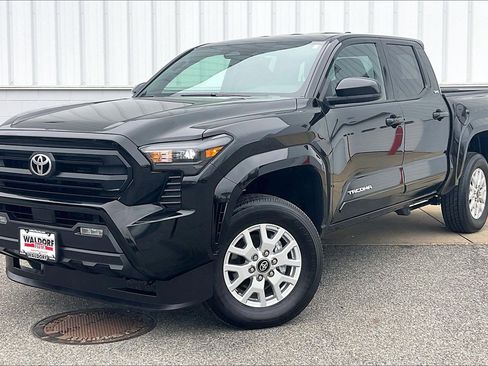 Used 2025 Toyota Tacoma SR5 image 2