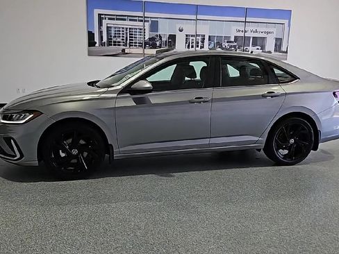 New 2026 Volkswagen Jetta SE FWD image 6
