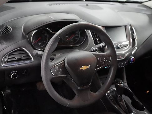 Used 2017 Chevrolet Cruze LT w/ Convenience Package FWD image 10