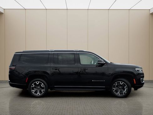 Used 2024 Jeep Wagoneer L Series III w/ Flexible Seating Group image 5