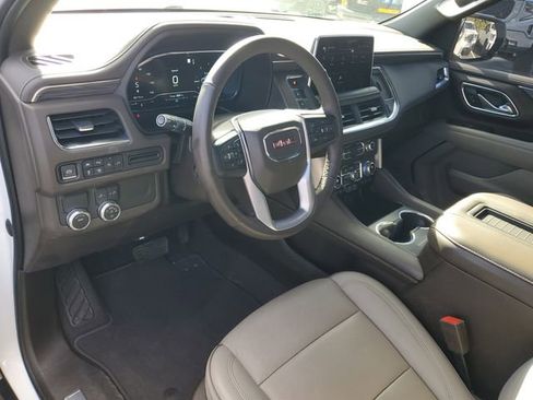 Used 2022 GMC Yukon SLT w/ SLT Premium Package image 6