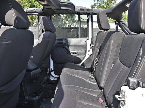 Used 2018 Jeep Wrangler Unlimited Rubicon w/ Cold Weather Group AWD/4WD image 15