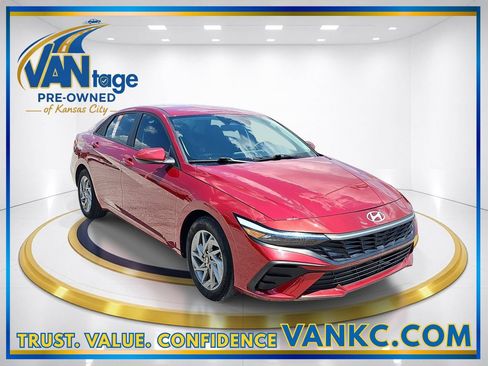 Used 2024 Hyundai Elantra Blue FWD image 3