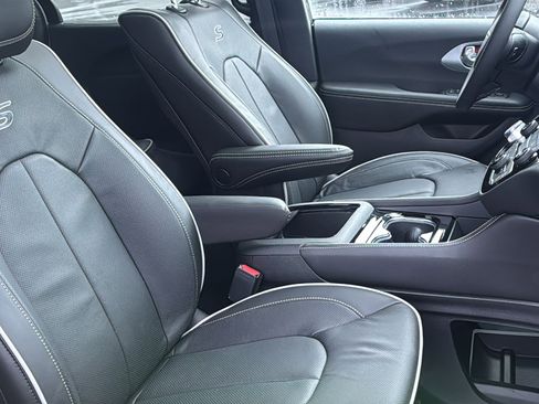 New 2026 Chrysler Pacifica Limited w/ Uconnect Theater Family Group image 12