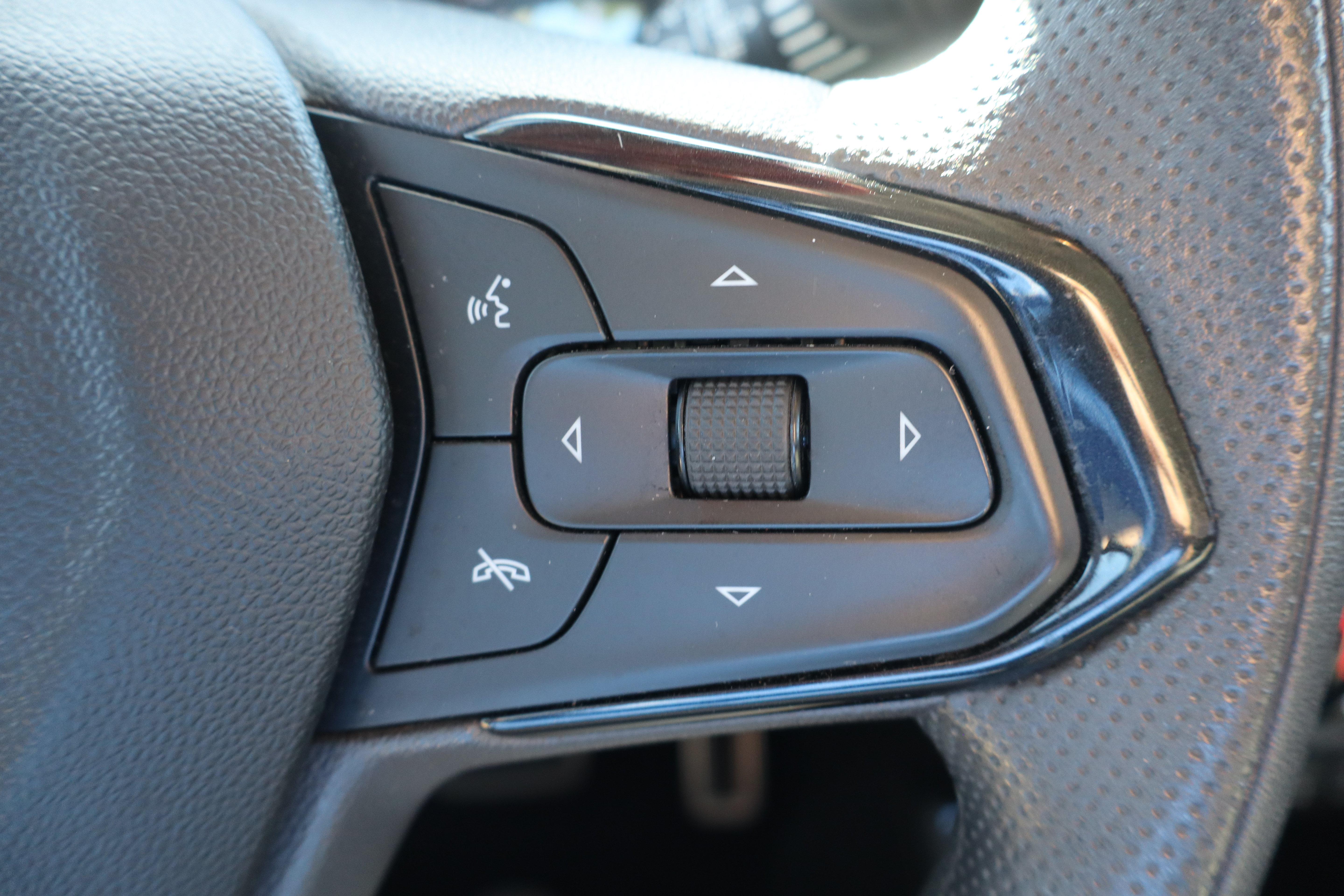 Used 2022 Chevrolet TrailBlazer LT w/ LPO, Blackout Package FWD image 16