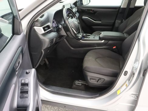 Used 2025 Toyota Highlander LE FWD image 14