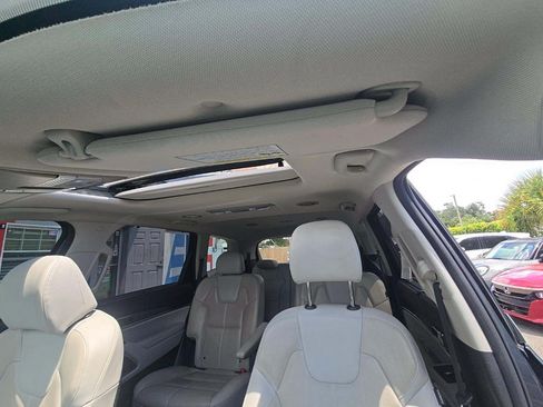 Used 2024 Kia Telluride EX w/ EX Captain's Chair Package AWD/4WD image 5