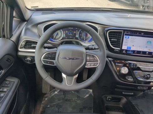 Used 2025 Chrysler Pacifica Select image 16