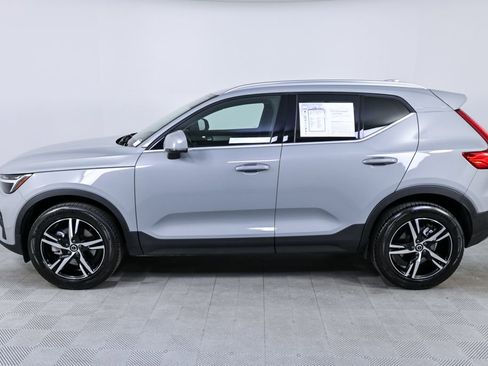 Certified 2025 Volvo XC40 B5 Core image 2
