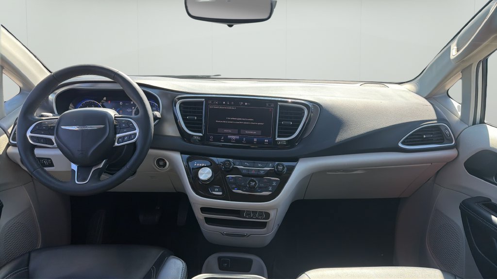 Used 2024 Chrysler Pacifica Touring-L FWD image 10