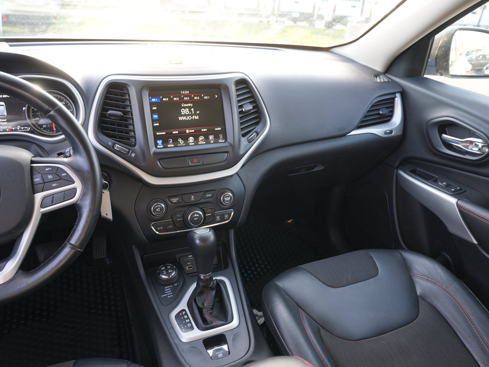 Used 2017 Jeep Cherokee Trailhawk AWD/4WD image 21