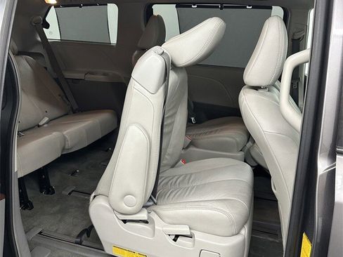 Used 2014 Toyota Sienna XLE image 30