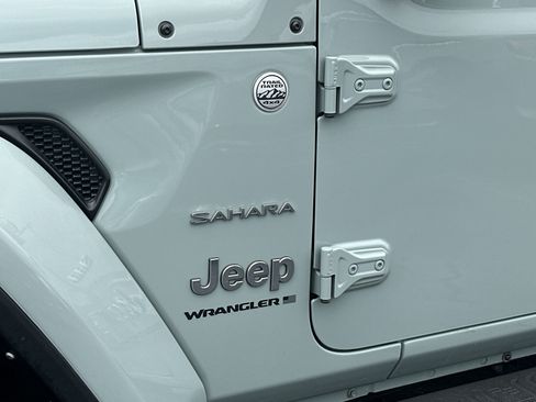 Used 2024 Jeep Wrangler Unlimited Sahara w/ Technology Group AWD/4WD image 14