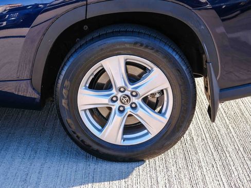 Used 2023 Toyota Highlander LE AWD/4WD image 9
