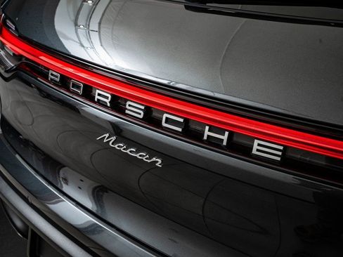 Certified 2025 Porsche Macan AWD/4WD image 19