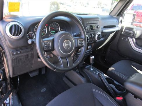 Used 2015 Jeep Wrangler Rubicon w/ Power Convenience Group image 13