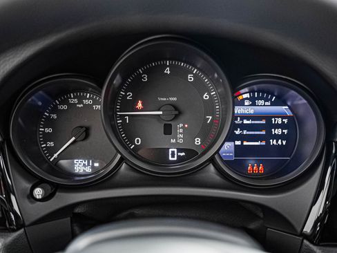 Certified 2026 Porsche Macan AWD/4WD image 18
