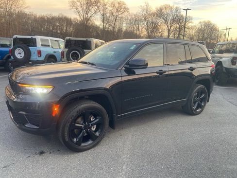 Used 2022 Jeep Grand Cherokee Altitude image 2