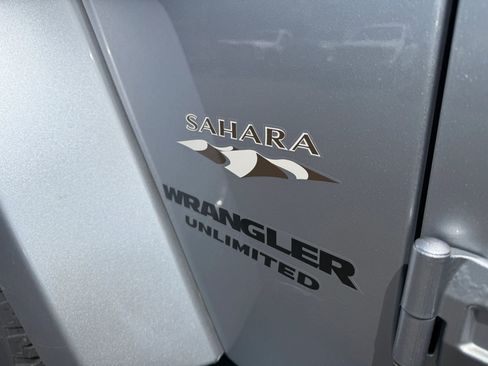Used 2017 Jeep Wrangler Unlimited Sahara w/ Connectivity Group AWD/4WD image 18