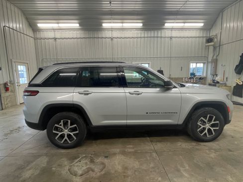 Used 2024 Jeep Grand Cherokee Limited AWD/4WD image 6