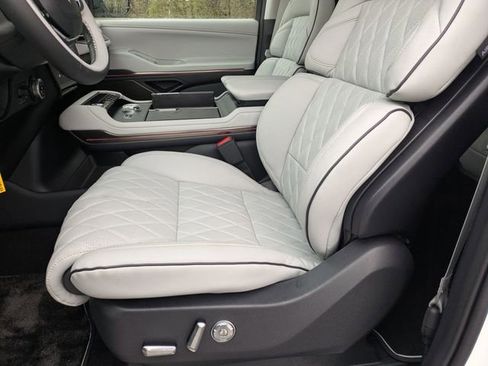 New 2026 Lincoln Navigator L Black Label AWD/4WD image 17