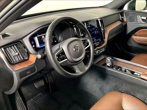 Used 2023 Volvo XC60 B5 Plus image 13