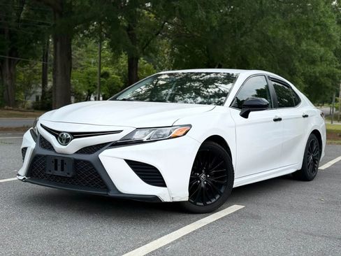 Used 2019 Toyota Camry SE FWD image 2