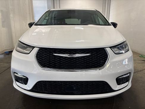 Used 2024 Chrysler Pacifica Limited FWD image 2