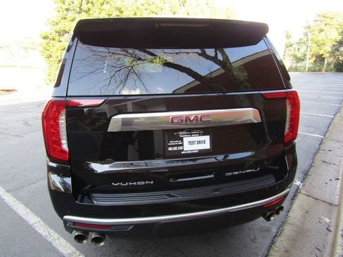 Used 2022 GMC Yukon XL Denali w/ Denali Premium Package image 4