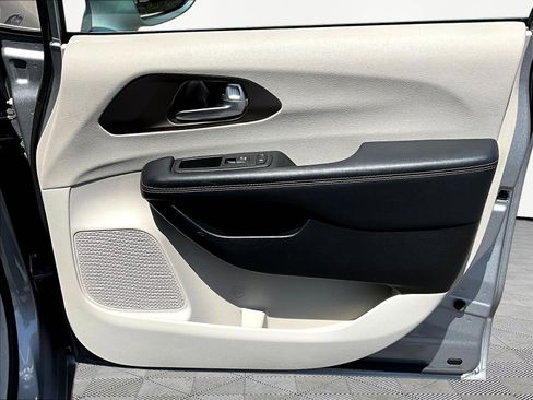 Used 2017 Chrysler Pacifica Touring-L Plus w/ Advanced Safetytec Group FWD image 28