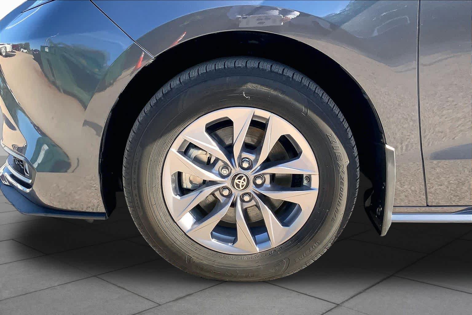 Used 2025 Toyota Sienna XLE FWD image 11